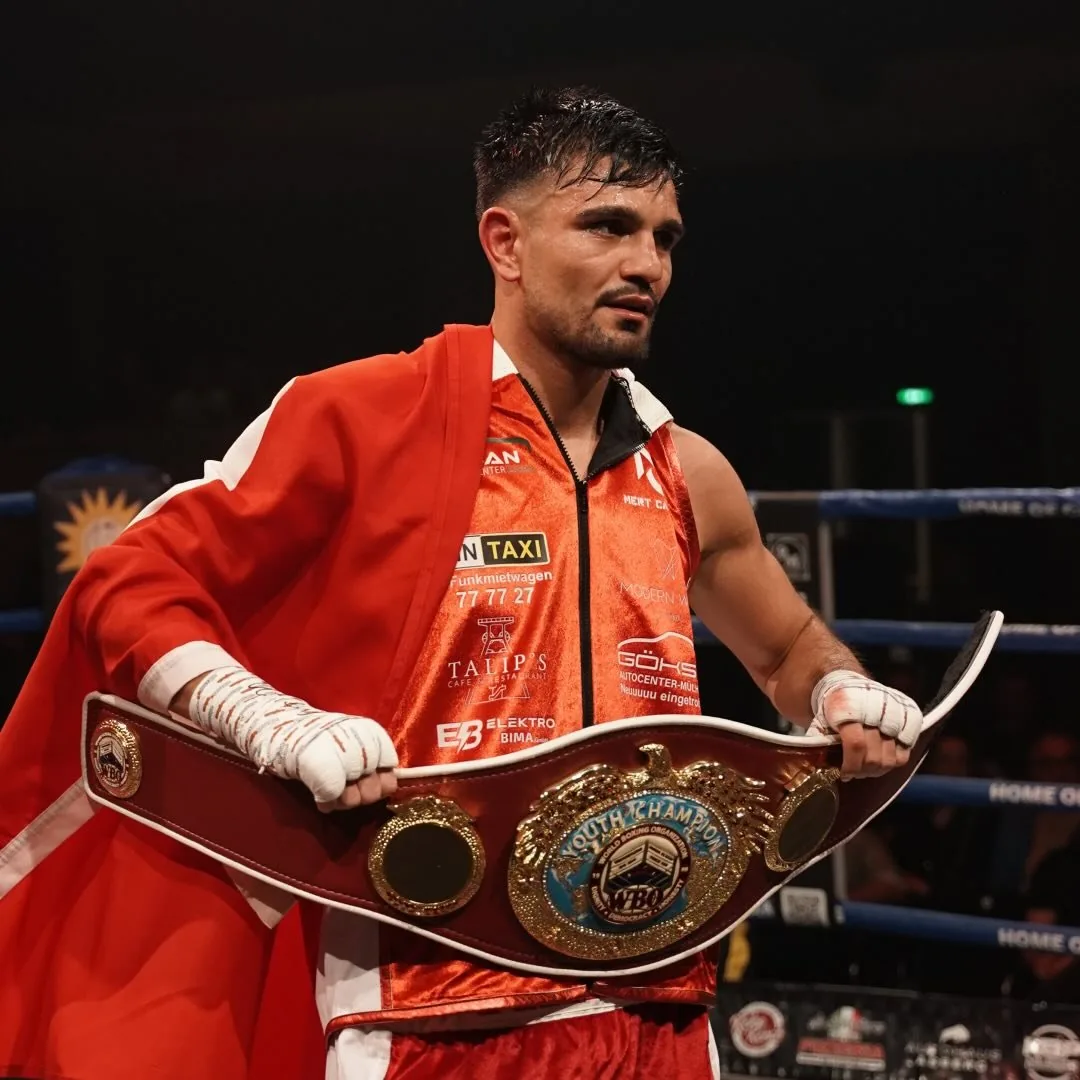 Mert Caliskan mit dem WBO-Youth-Champion-Gürtel